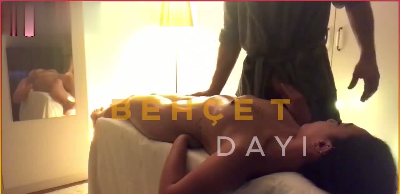 Serena Karakoyun masörüne siktiriyor